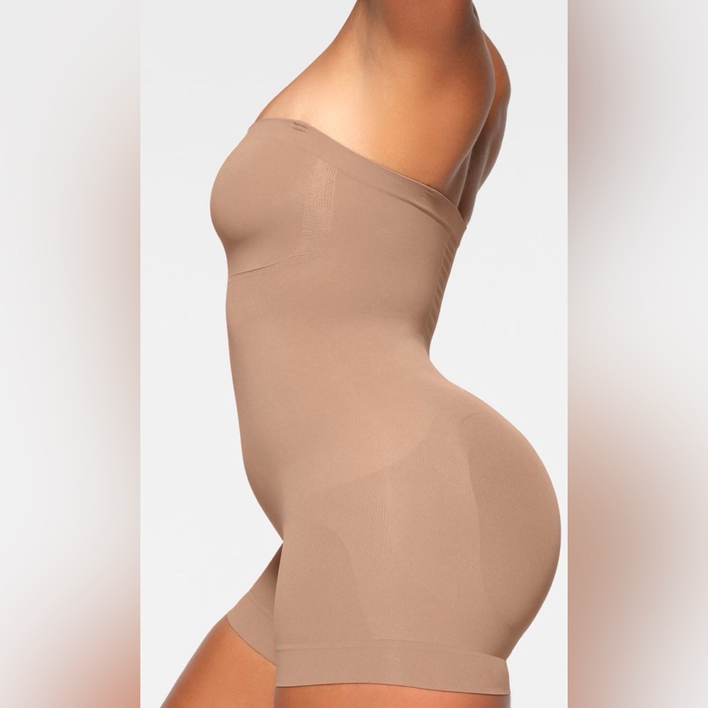 SKIMS Strapless Shapewear Bodysuit - Picture 2 of 2
